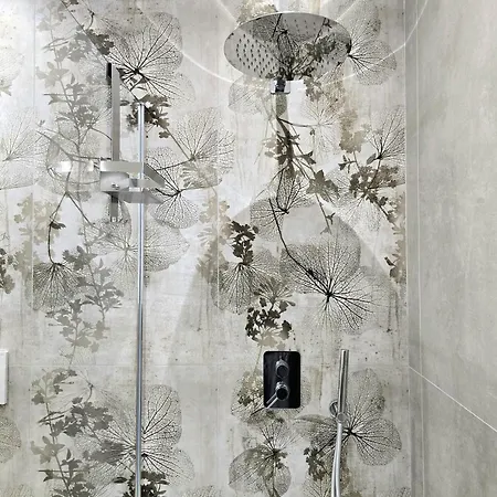 Rose - Stazione ホームステイ